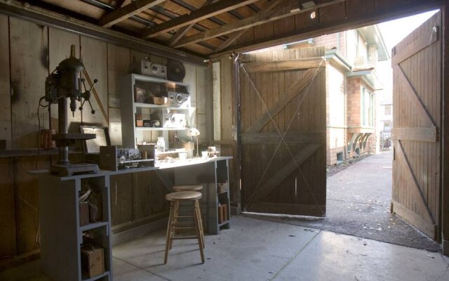 A bancada de trabalho na garagem onde David Packard e Bill Hewlett começaram a Hewlett-Packard