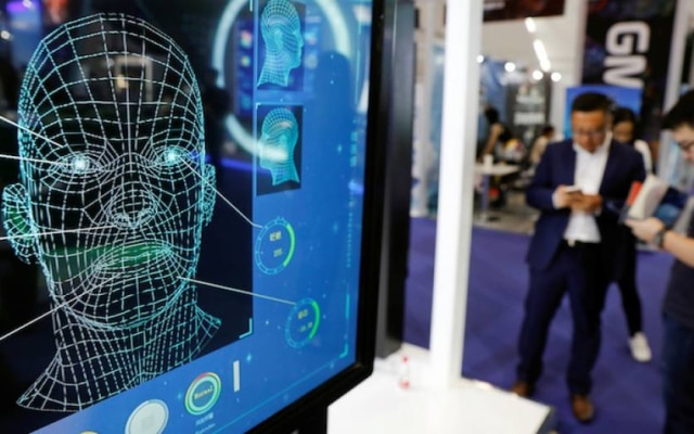 A tela de um software de reconhecimento facial, em uma conferência em Pequim; inteligência artificial é tema de projetos de lei no Brasil
