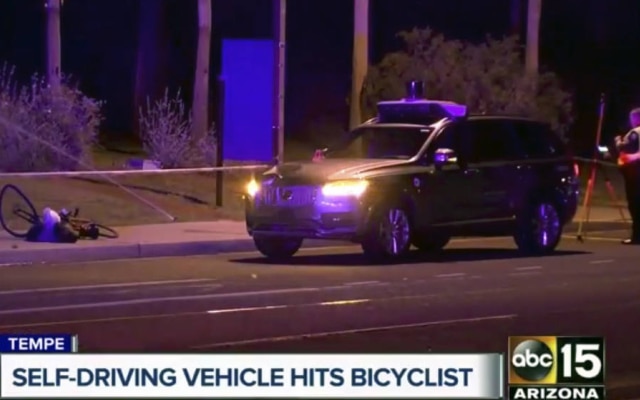 Imagem da TV americana ABC mostra carro autônomo e vítima logo após o acidente ocorrido no domingo, 18