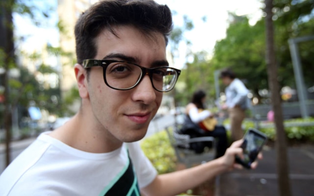 Giovanni Perestrelo, usuário do aplicativo Snapchat, fotografado na avenida Paulista.