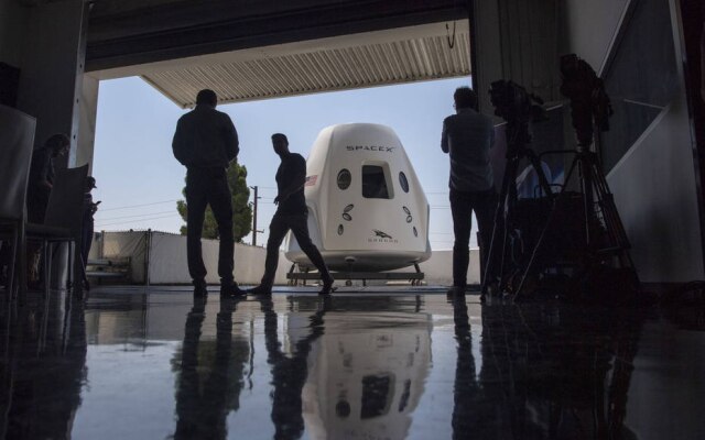 Protótipo da cápsula da SpaceX que deverá levar astronautas ao espaço no fim do mês 