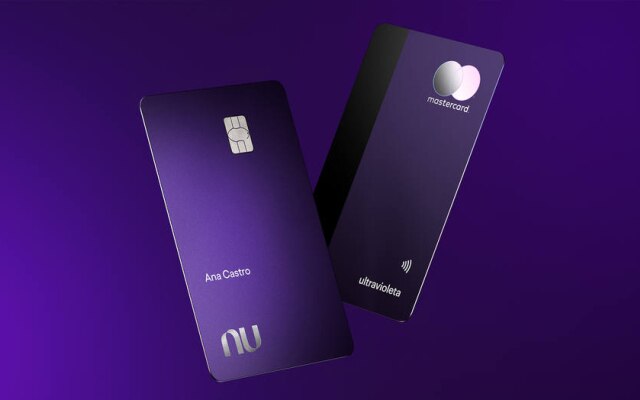 O novo cartão de crédito ultravioleta do Nubank terá compatibilidade com o recurso de pagamento sem toque do iPhone