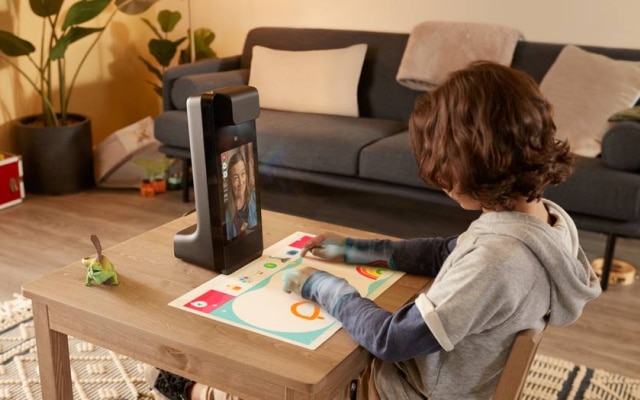 A projeção funciona como uma tela sensível ao toque, onde as crianças podem se entreter com jogos e atividades educativas