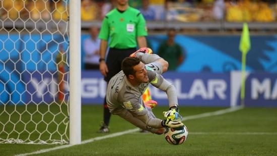 Julio Cesar fez duas defesas na decisão por pênaltis contra o Chile
