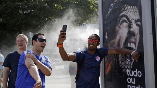 OFF - Anúncio com Suárez vira atração turística em Copacabana