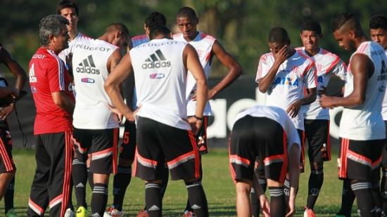 Hernane adia retorno e desfalca Flamengo em jogo-treino contra Tupi