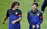 Messi e Puyol durante treino do Barcelona