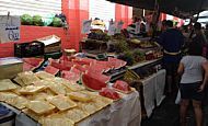 Moradores aproveitam feira livre aos domingos
