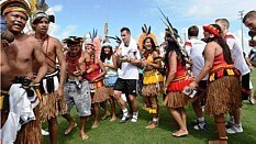 Klose comemora aniversário com índios - Divulgação/DFB