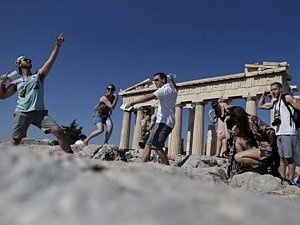 Christian Hartmann/Reuters - Turistas se divertem nas ruínas da Acrópole grega