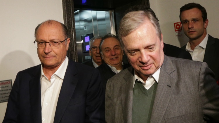 Alckmin ao lado de Tasso durante reunião no Palácio dos Bandeirantes, em julho - Foto: Daniel Teixeira/Estadão