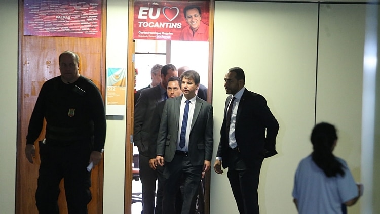 Agentes deixam gabinete do deputado Carlos Gaguim  - Foto: André Dusek/Estadão