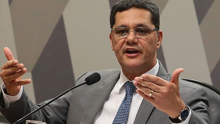 O senador Ricardo Ferraço, do PSDB, lê relatório na CAS - Foto: André Dusek/Estadão
