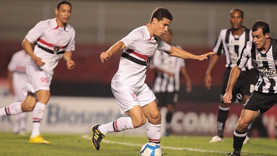 De volta às origens, Hernanes estreia como meia-atacante no sábado