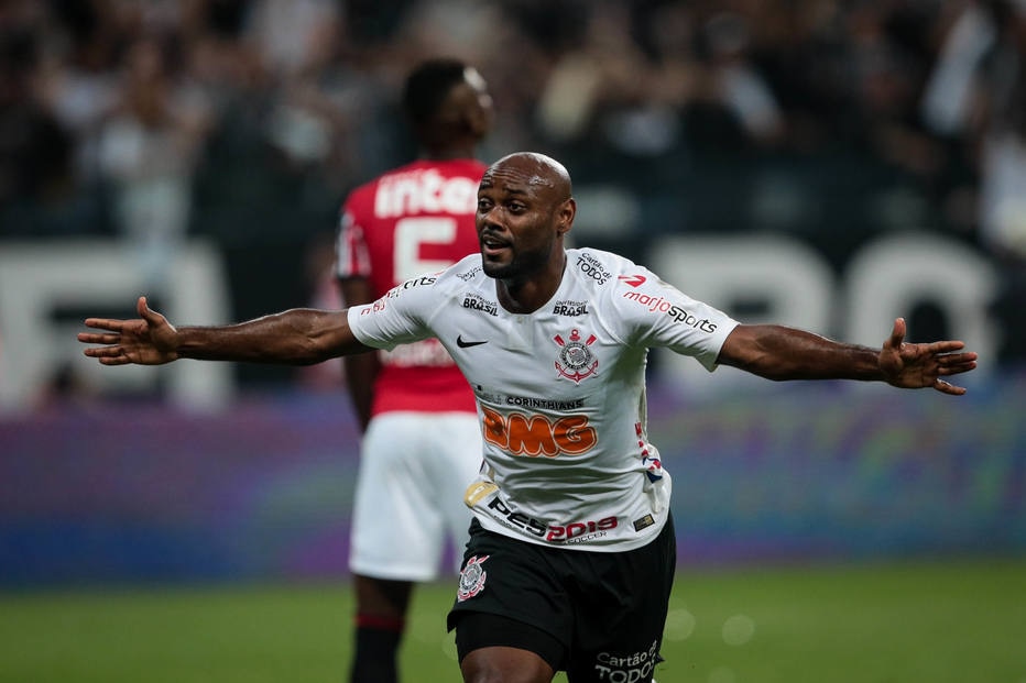 Vagner Love marca no fim, Corinthians bate S&atilde;o Paulo e &eacute; tricampe&atilde;o paulista