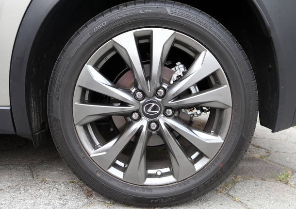 Lexus UX 250h x Volvo XC40 R-Design