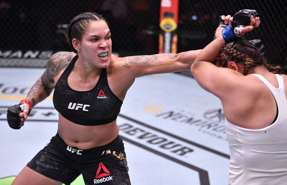 Amanda Nunes vence Felicia Spencer, mant&eacute;m cintur&atilde;o e faz hist&oacute;ria no UFC