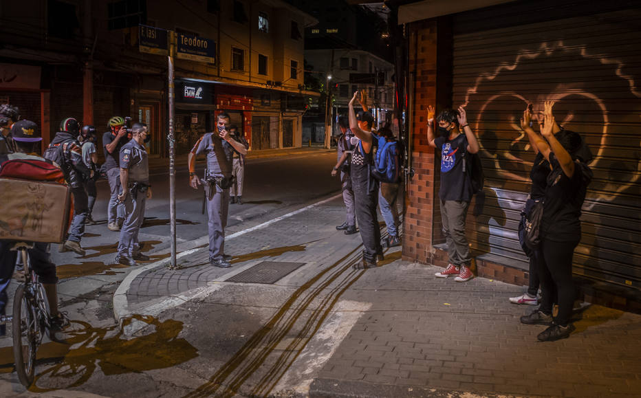 Seis PMs s&atilde;o identificados por agress&atilde;o a manifestantes anti-Bolsonaro