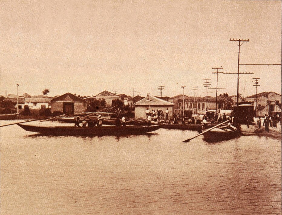 Foto de 1928 mostra serviço de transporte aquático improvisado, depois de enchente na Vila Maria. Roberto Pompeu de Toledo escreveu, em 'A Capital da Vertigem', que o bairro tem origem no 'irresponsável loteamento de um sítio em plena várzea. A venda de terrenos iria causar aos compradores, oriundos das camadas mais pobres da população, anos de sofrimento'. No começo do século XX, os moradores da Vila Maria precisavam ter um barco 'na garagem', porque a região sempre alagava