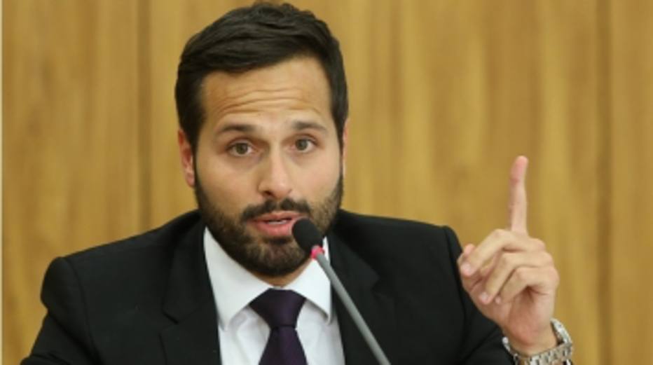 Calero pede demissão do Ministério da Cultura; Roberto Freire assume