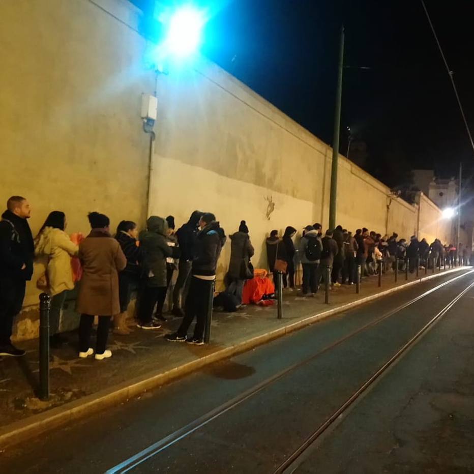 Brasileiros fazem filas em frente ao Consulado-Geral do Brasil em Lisboa, em Portugal, para conseguir senha de atendimento