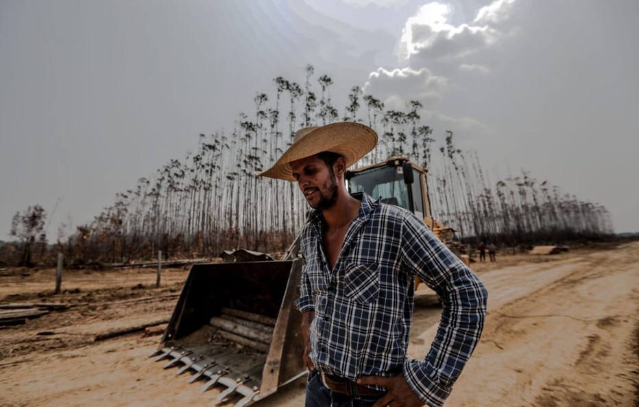 Adriano dos Santos, gerente responsável por propriedade rural que planta eucalipto