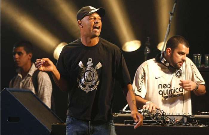 O exjogador Dinei era um dos mais animados Esportes Estadão