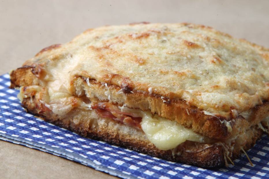 Como fazer croque monsieur, o sanduíche francês de queijo e