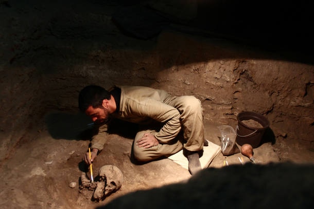 Cada vez mais, os pesquisadores conseguem analisar fragmentos antigos de DNA. Escavação de um esqueleto de 9.600 anos no Brasil.