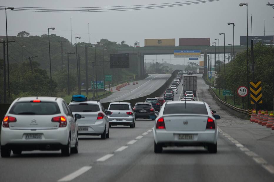 Estradas que ligam SP ao interior e litoral têm movimento intenso neste