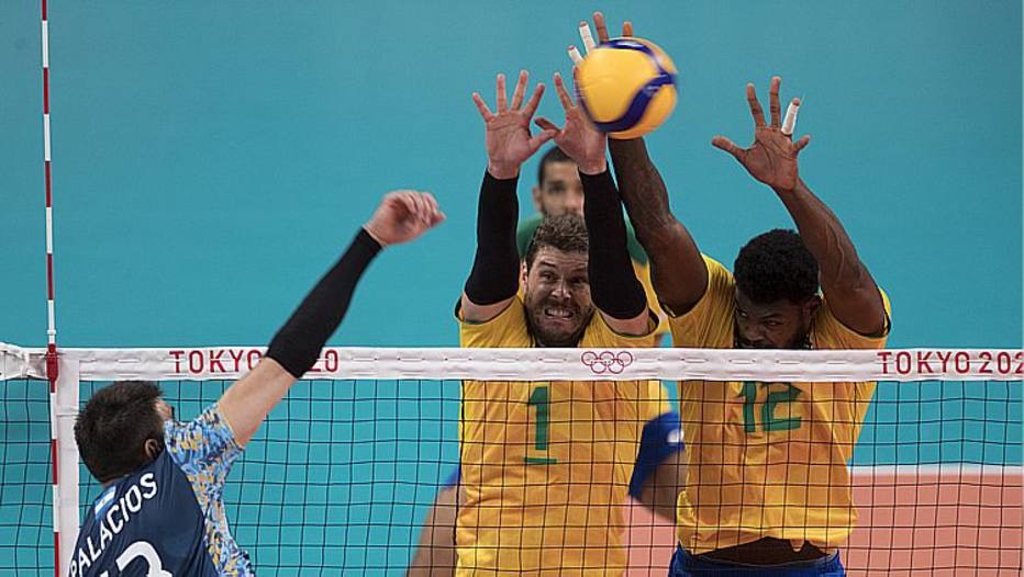 Bruninho e Isac, jogadores da seleção brasileira de vôlei