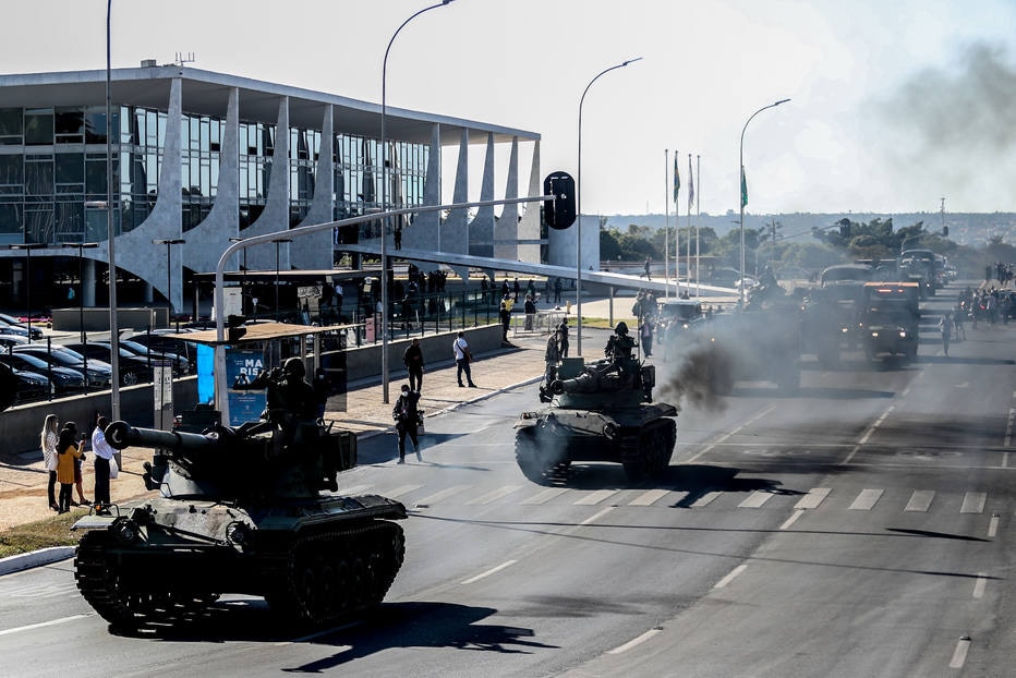 Tanques militares passsam ao lado do Palácio do Planalto