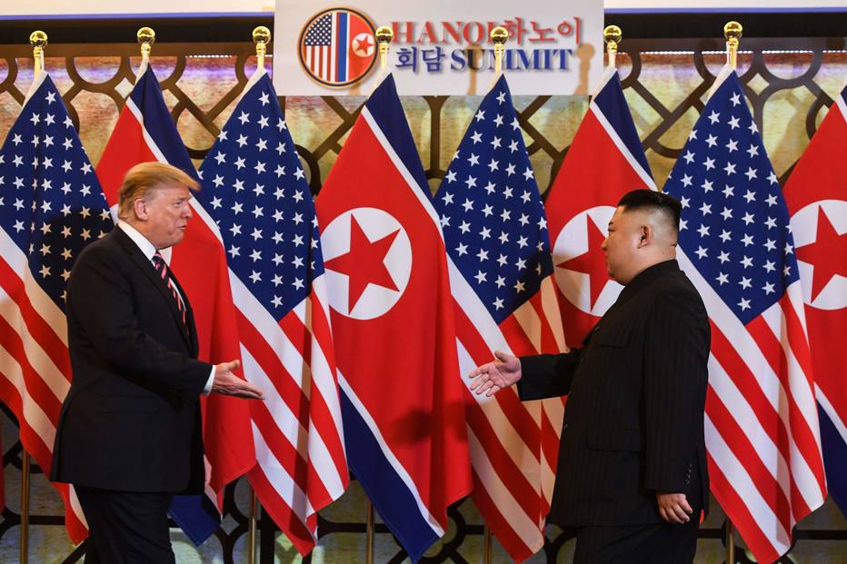 Donald Trump (E) e Kim Jong-un se cumprimentam em hotel de Hanói na abertura da segunda cúpula entre os dois