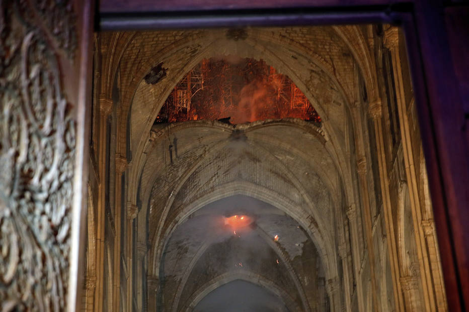 Chamas e fumaça engolfam pináculo da catedral de Notre Dame, em Paris 