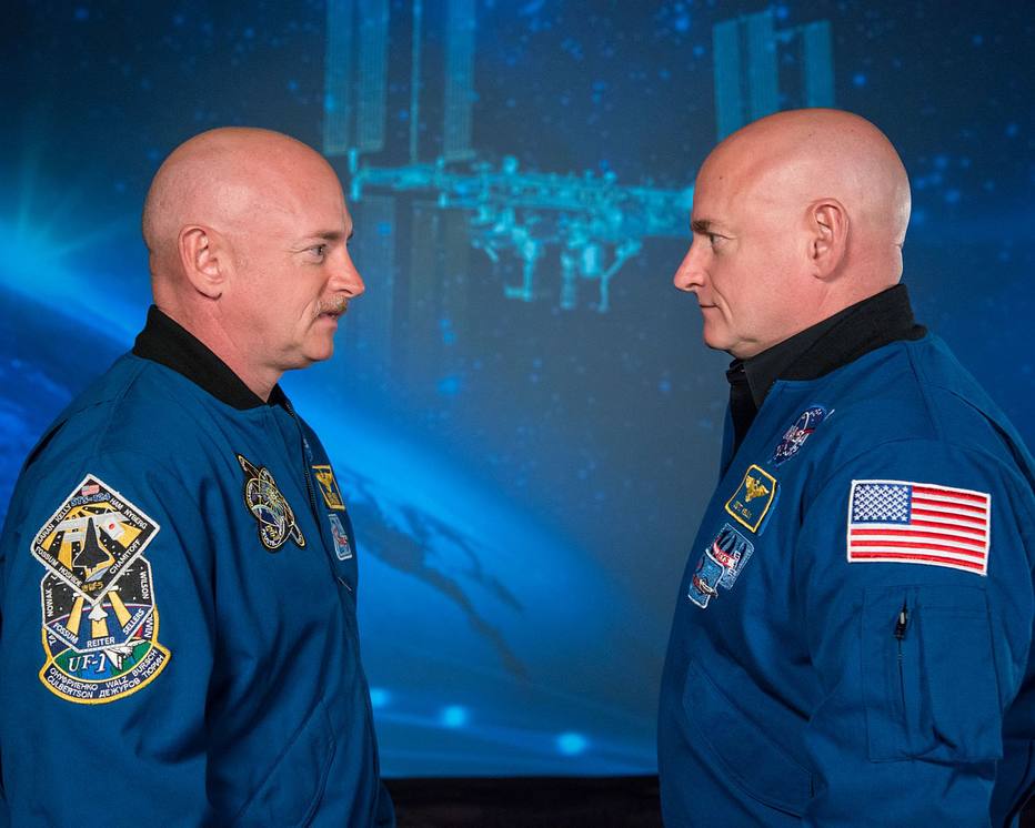 Cientistas compararam Scott Kelly, à direita, ao seu irmão gêmeo Mark, que permaneceu na Terra, para ver como o organismo reage à vida no espaço.