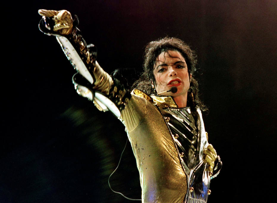 Novas acusaÃ§Ãµes de conduta sexual inaceitÃ¡vel contra Michael Jackson dividiram os que escreveram a sua biografia. Uma apresentaÃ§Ã£o de 1997.