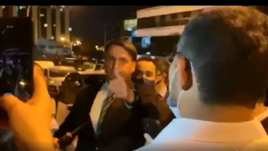 Bolsonaro come churrasquinho em via de Brasília e é abordado por apoiadores