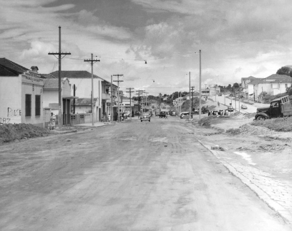 Rua sem asfalto na Vila Maria, na década de 50. O bairro surgiu em 1917 do loteamento do sítio Bela Vista. Em meados do século 20, a fim de levar o progresso e o desenvolvimento para a região, foi construída a ponte de madeira que atravessava o Tietê. Até então, só era possível passar de barco. As ruas não tinham calçamento e as pessoas pescavam no rio