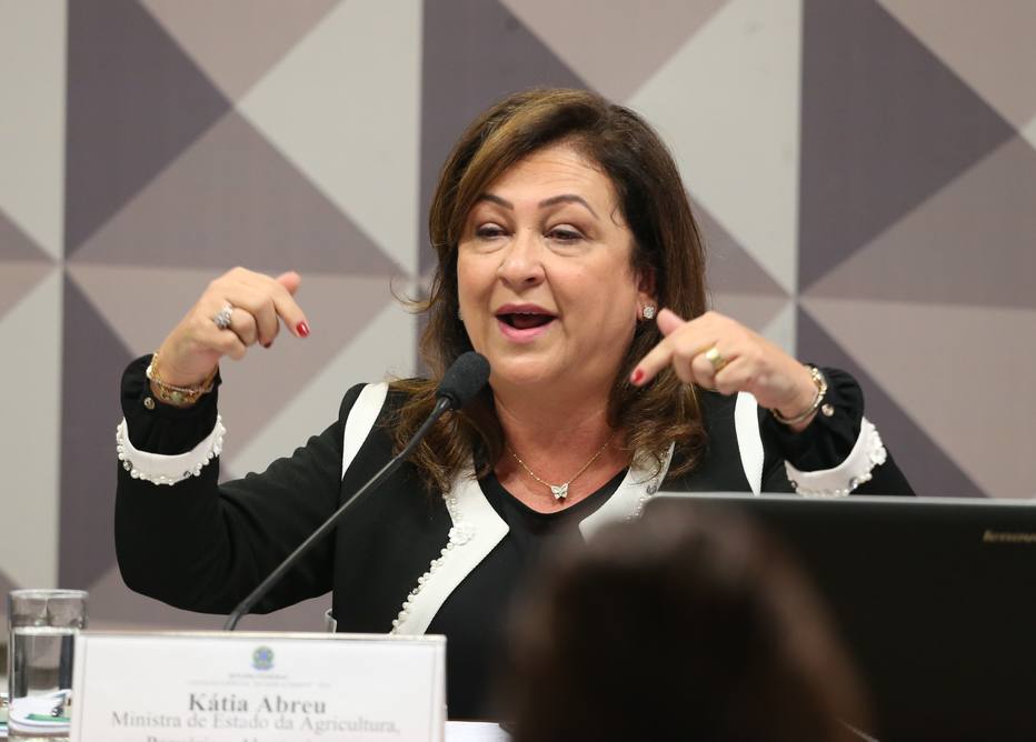 Kátia Abreu se recusa a responder se permanece no governo