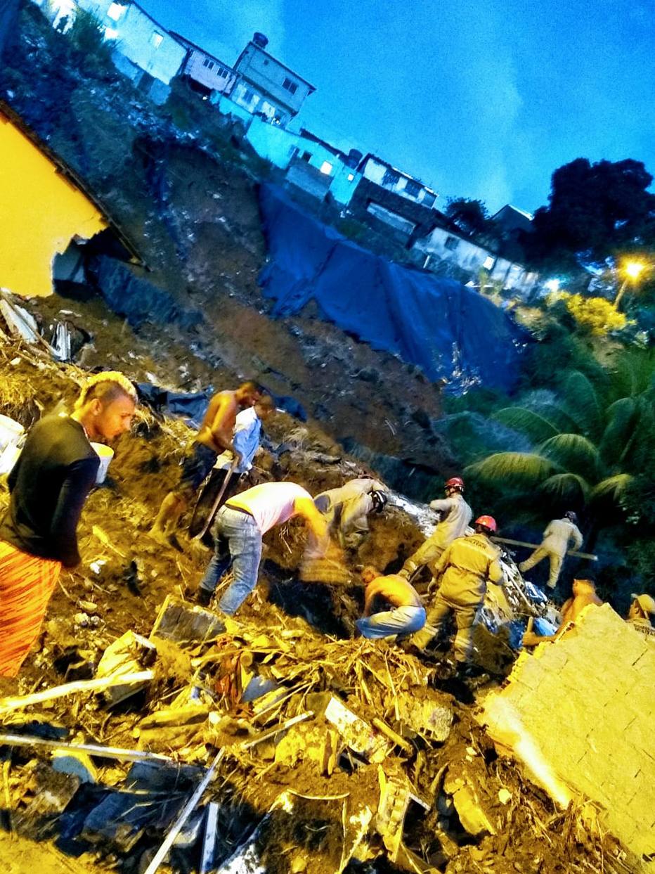 Deslizamento de barreira deixa cinco mortos no Recife; bebê de três meses está entre as vítimas