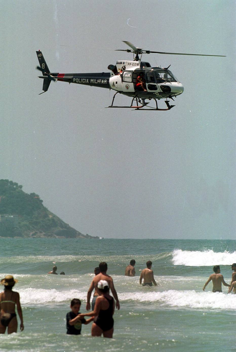 Foto de helicóptero da polícia sobre a praia das Pitangueiras no feriado do carnaval em 4 de março de 2000