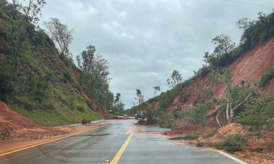Rodovia de acesso a Franco da Rocha teve deslizamentos e queda de árvore