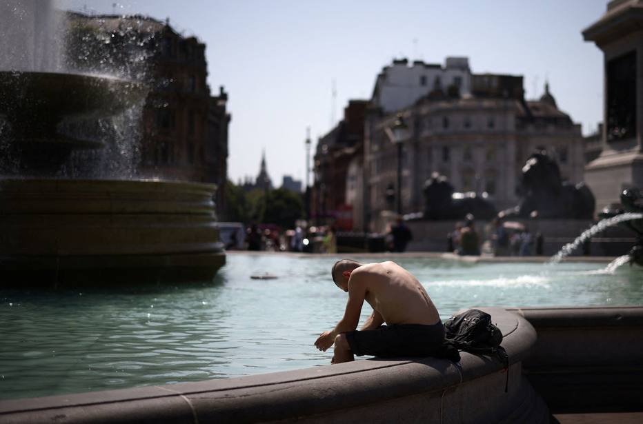 Homem se refresca em Londres