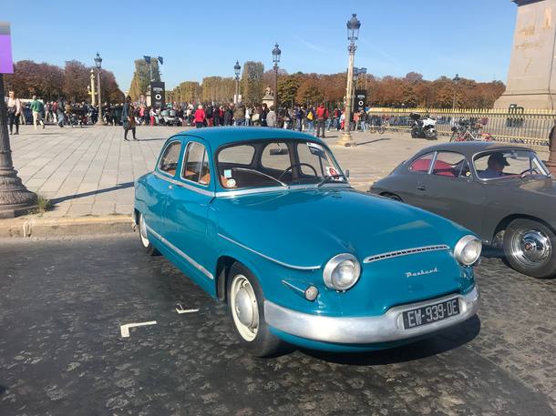 Desfile de carros antigos antes do Salão do Automóvel de Paris