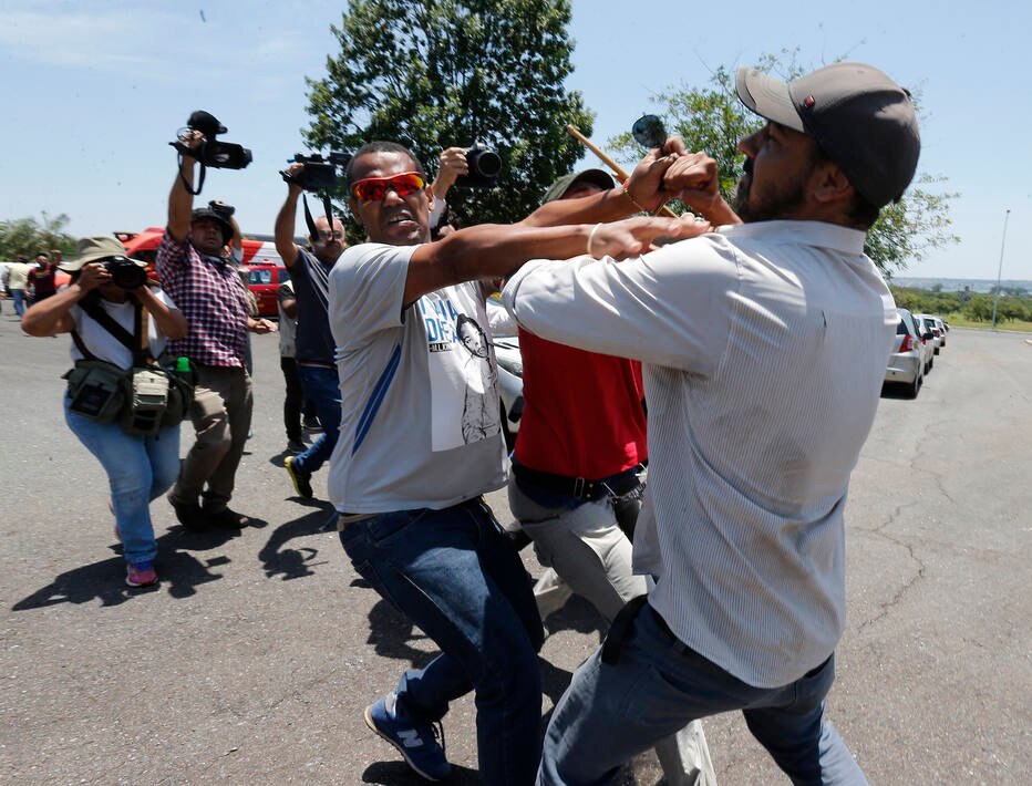 Apoiadores de Nicolás Maduro e Juan Guaidó se agridem na frente da embaixada da Venezuela em Brasília
