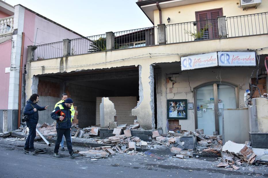 Vulcão Etna e terremoto