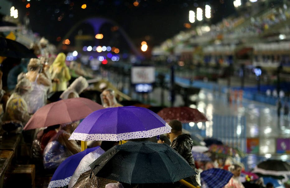 Desfiles do carnaval no Rio começam com atraso por causa da chuva