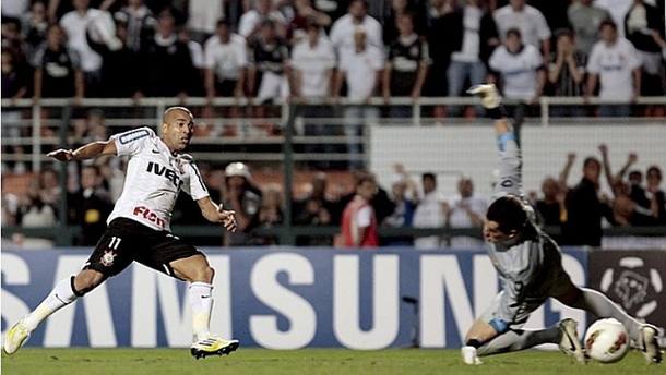 Lance do segundo gol de Sheik, que garantiu o título da Libertadores