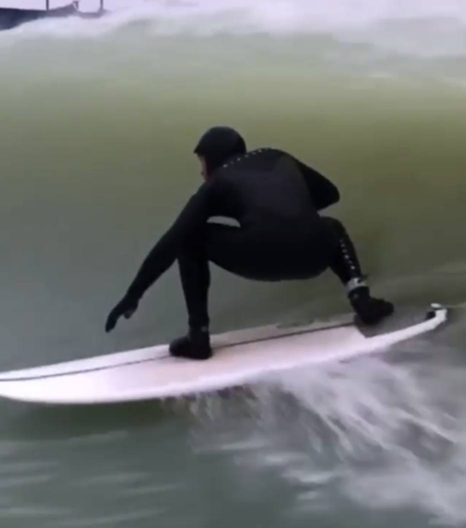 Assista! Hamilton surfa na piscina de Kelly Slater e consegue pegar até