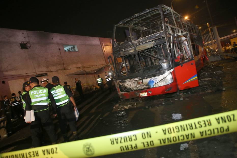 Incêndio em ônibus no Peru